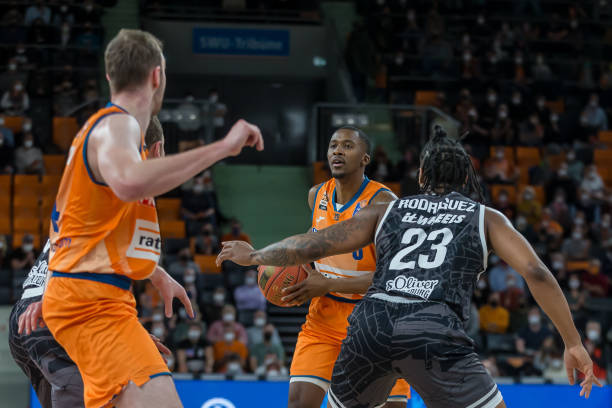 传球配合打 传球配合打